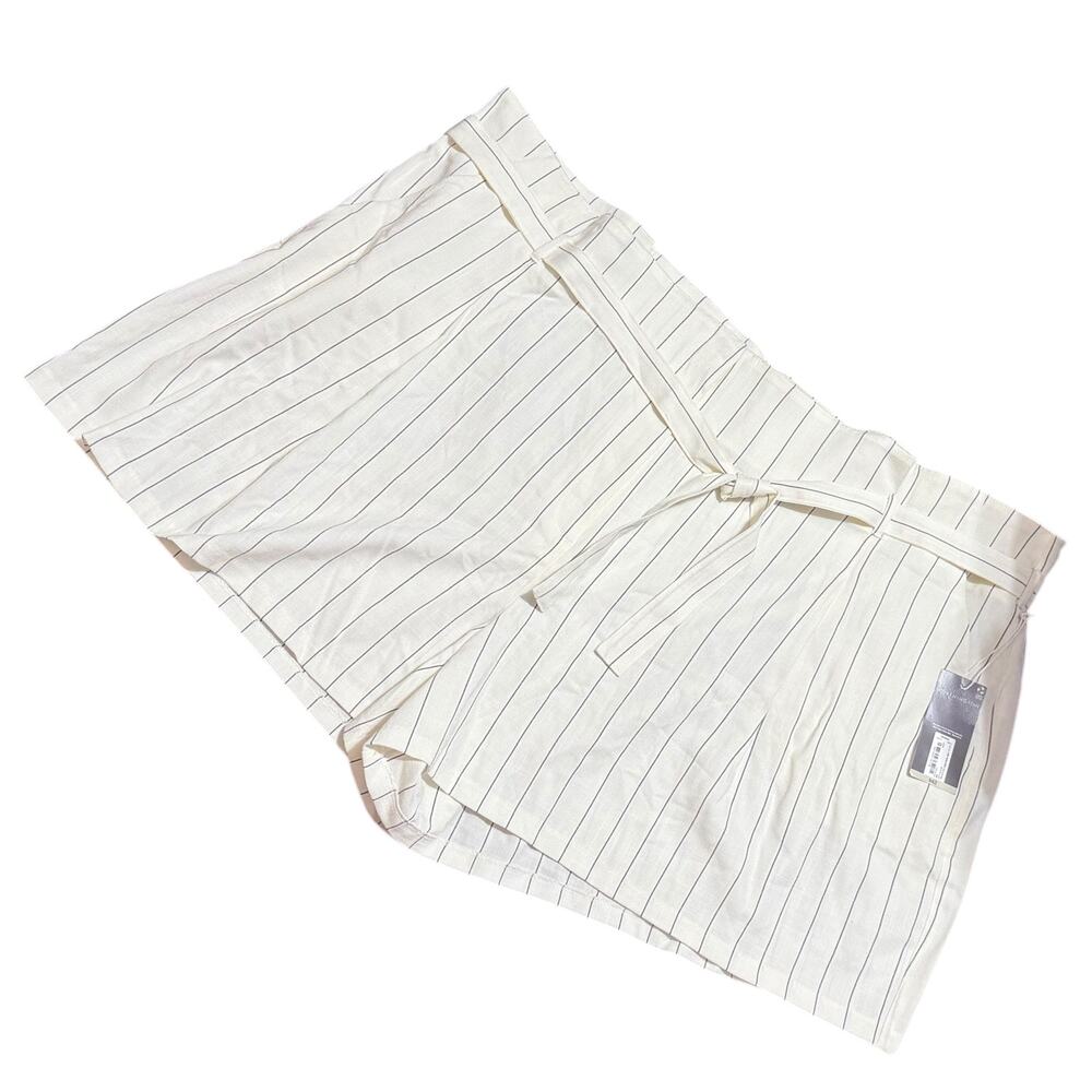 NWT Ivory‎ and black paperbag style shorts with belt and pockets - women's 30W